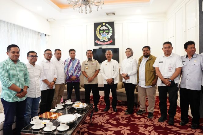 					Gubernur Sulsel, Andi Sudirman Sulaiman menerima panitia Mubes IKA Unhas di kantor Gubernur Sulsel, Rabu (29/4/2026)