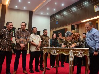 Penandatanganan Komitmen Pengamanan aset pemerintah di Sulawesi Selatan bersama Kementerian ATR BPN dan KPK (dok.)