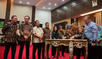 Penandatanganan Komitmen Pengamanan aset pemerintah di Sulawesi Selatan bersama Kementerian ATR BPN dan KPK (dok.)