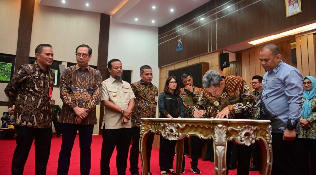 Penandatanganan Komitmen Pengamanan aset pemerintah di Sulawesi Selatan bersama Kementerian ATR BPN dan KPK (dok.)