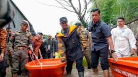 Gubernur Sulsel Andi Sudirman Sulaiman saat turun langsung memantau penanggulangan bencana (dok)