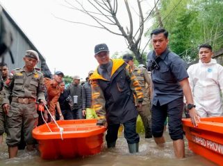 Gubernur Sulsel Andi Sudirman Sulaiman saat turun langsung memantau penanggulangan bencana (dok)