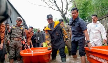 Gubernur Sulsel Andi Sudirman Sulaiman saat turun langsung memantau penanggulangan bencana (dok)