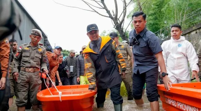 Gubernur Sulsel Andi Sudirman Sulaiman saat turun langsung memantau penanggulangan bencana (dok)