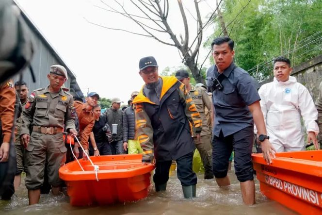 					Gubernur Sulsel Andi Sudirman Sulaiman saat turun langsung memantau penanggulangan bencana (dok)