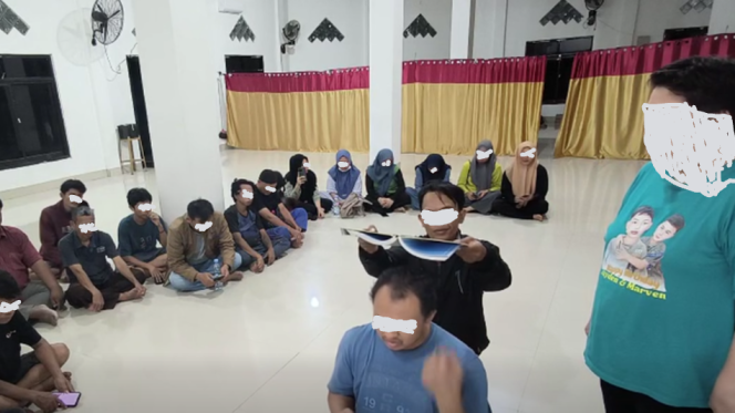 					Tangkapan Layar Video Prosesi Sumpah di Dalam Masjid di Bulukumba. [Foto:  SS FB Ike Grosir]