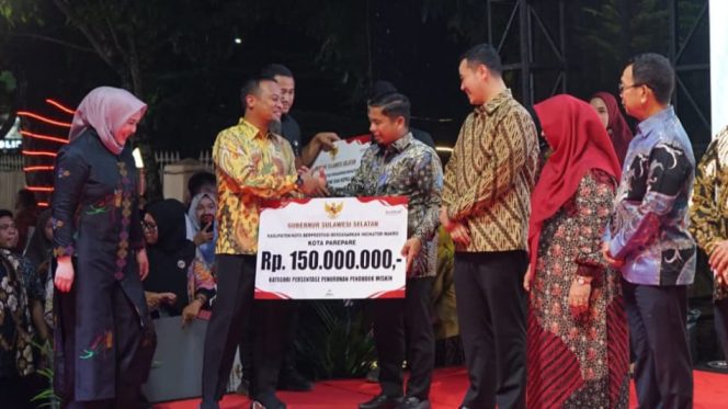					Apresiasi tersebut diserahkan langsung Gubernur Sulawesi Selatan, Andi Sudirman Sulaiman, kepada Wali Kota Parepare, Tasming Hamid. [Foto: Ist]
