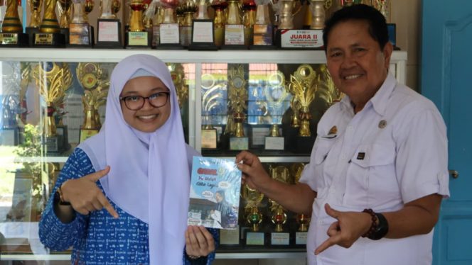 					Alumni SMPN 7 Sinjai, Salsabila Nadhifa S Serahkan Buku Karya Tulisnya ke Kepsek H. Nahiruddin. [Foto: Ist]