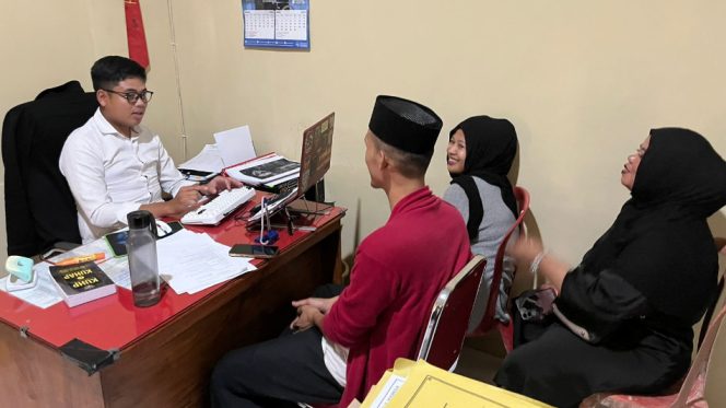 					Risal Saat Dimintai Klarifikasi di Ruangan Penyidik Satreskrim Polres Sinjai. [Foto: Ist]