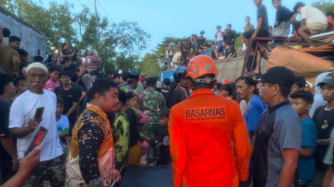					Evakuasi korban lakalantas mobil truk kontainer yang terbalik di Kalimessang, batas Bulukumba-Bantaeng. [Foto: Ist]