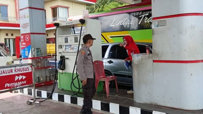 					Personel Polsek Sinjai Selatan Turun Lakukan Pengawasan di SPBU Alenangka. [Foto: Ist]