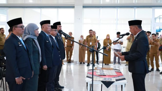 					Lima Pejabat Pimpinan Tinggi Pratama Dilantik Bupati Bulukum di Gedung Pinisi. [Foto: Ist]