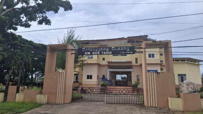 					Penampakan Dari Luar Kolam Renang HM Nur Tahir Milik Pemkab Sinjai. [Foto: Berita.News/ Thatang]