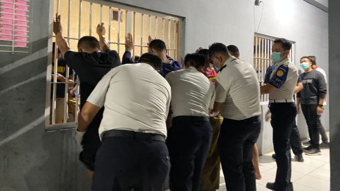 					Aparat Gabungan Lakukan Razia Blok Hunian dan Warga Binaan di Rutan Sinjai. [Foto: Ist]