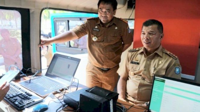 					Bupati Bulukumba, A Muchtar Ali Yusuf ujicoba pelayanan Disdukcapil. Saat ini Disdukcapil berlakukan pendaftaran online urus KTP Elektronik. [Foto: Ist]