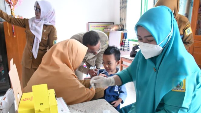 					Imunisasi Campak di Salah Satu Sekolah TK Negeri Sinjai. [Foto: Ist]