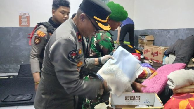 					Petugas Gabungan Razia Blok Hunian Warga Binaan Lapas Bulukumba. [Foto: Ist]