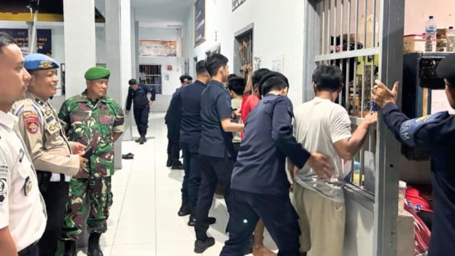 					Penggeledahan Blok Hunian dan Warga Binaan di Rutan Masamba. [Foto: Ist]