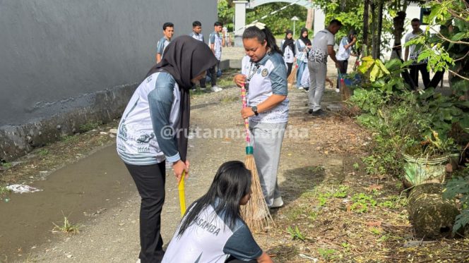 					Rutan Kelas IIB Masamba menggelar kegiatan bersih-bersih lingkungan kantor. [Foto: Ist]