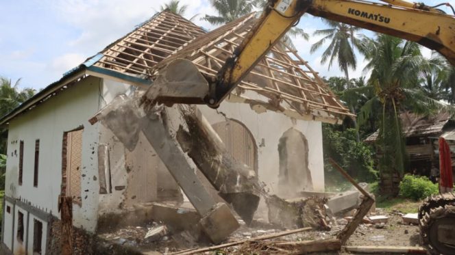 					Pembongkaran Bangunan Menggunakan Ekskavator. [Foto: Ist]