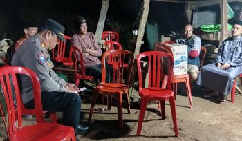 Kapolsek Sinjai Selatan Bersama Warga Setempat Melayat ke Rumah Duka. [Foto: Ist]