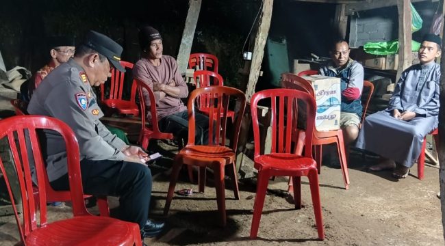 Kapolsek Sinjai Selatan Bersama Warga Setempat Melayat ke Rumah Duka. [Foto: Ist]