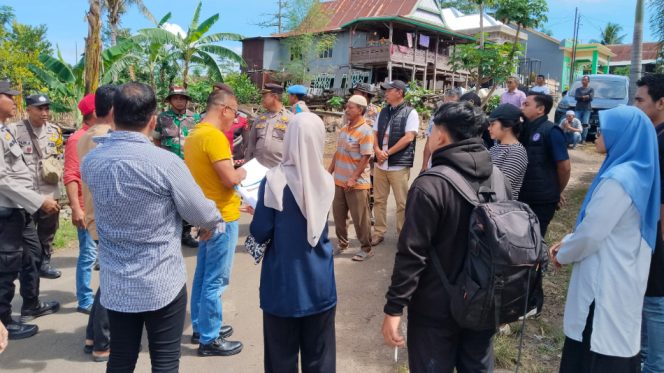 					Majelis Hakim Pengadilan Negeri Jeneponto turun langsung ke lokasi dengan melakukan Pemeriksaan Setempat di Desa Gantarang. [Foto: Ist]