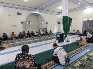 Pemerintah Kecamatan Tellulimpoe Menggelar Rapat Konsultasi Terkait Polemik Pengobatan Puang Risal. [Foto: Ist]