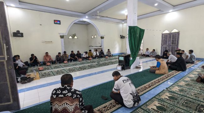 Pemerintah Kecamatan Tellulimpoe Menggelar Rapat Konsultasi Terkait Polemik Pengobatan Puang Risal. [Foto: Ist]