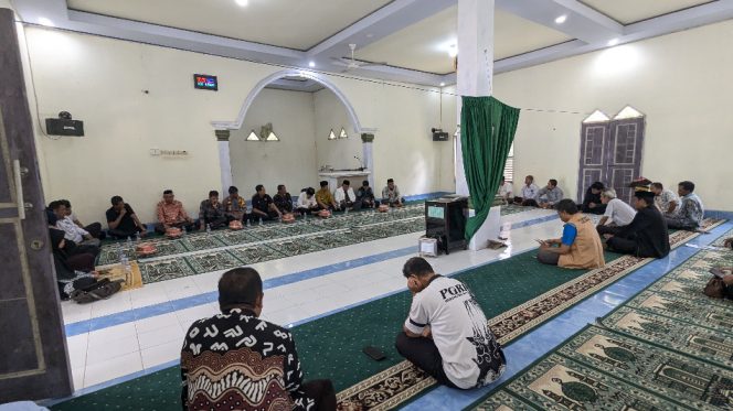 					Pemerintah Kecamatan Tellulimpoe Menggelar Rapat Konsultasi Terkait Polemik Pengobatan Puang Risal. [Foto: Ist]