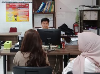 Korban Saat Melaporkan Kehinlangan Barang Berharga di Polres Selayar. [Foto: Ist]
