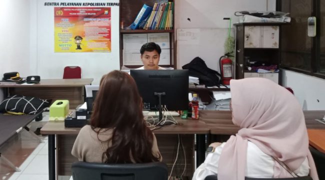 Korban Saat Melaporkan Kehinlangan Barang Berharga di Polres Selayar. [Foto: Ist]