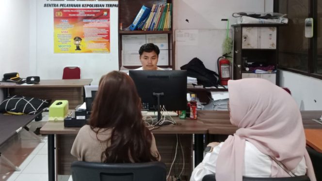 					Korban Saat Melaporkan Kehinlangan Barang Berharga di Polres Selayar. [Foto: Ist]