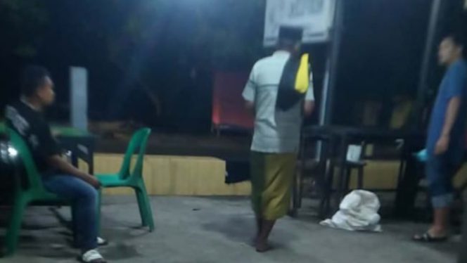 					Personel Polres Selayar Mengamankan Pria Diduga ODGJ. [Foto: Ist]