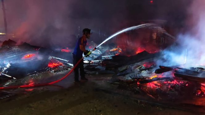 					Petugas pemadam kebakaran yang tiba di lokasi berjibaku memadamkan api. [Foto: Ist]