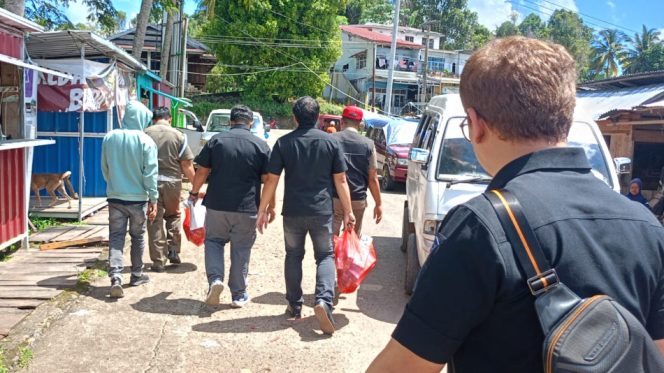 					Satpol PP Sinjai dan Tim Bea Cukai Sulsel Menyita Ratusan Bungkus Rokok Ilegal di Pasar Mannanti. [Foto: Ist]