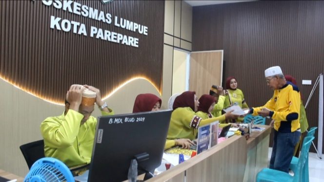 					HUT Parepare, Pegawai PKK Lumpue menggunakan pakaian adat khas Sulawesi Selatan melayani para pasien. [Foto: Ist]