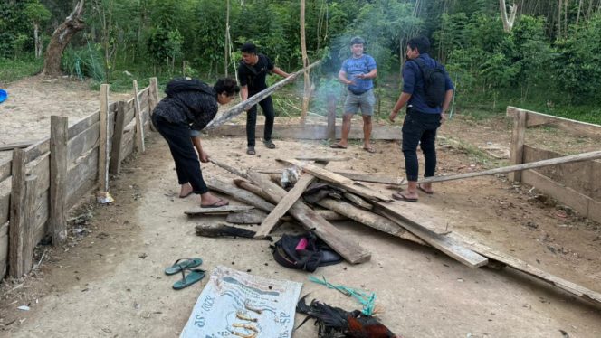 					Tim Resmob Polres Sinjai Gerebek dan Bakar Arena Sabung Ayam di Tellulimpoe. [Foto: Ist]