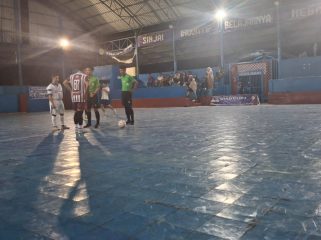 Laga Persahaban Futsal UIAD FC Vs Jurnalis Sinjai FC. [Foto: Berita.News/ Thatang]