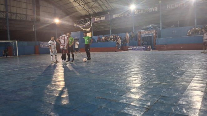 					Laga Persahaban Futsal UIAD FC Vs Jurnalis Sinjai FC. [Foto: Berita.News/ Thatang]
