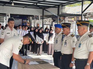 Penandatanganan Komitmen Bersama Zero Narkoba dan Handphone oleh Karutan Sinjai, Darman Syah. [Foto: Ist]