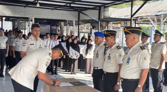 Penandatanganan Komitmen Bersama Zero Narkoba dan Handphone oleh Karutan Sinjai, Darman Syah. [Foto: Ist]