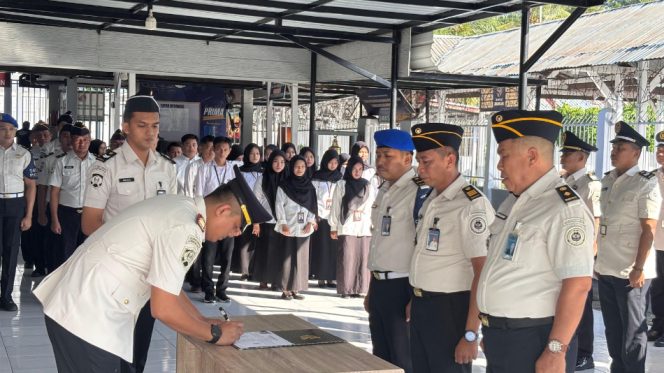 					Penandatanganan Komitmen Bersama Zero Narkoba dan Handphone oleh Karutan Sinjai, Darman Syah. [Foto: Ist]