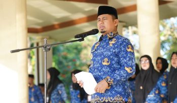 Wali Kota Parepare, Tasming Hamid saat memimpin Upacara HKN di Lapangan Binalipu. [Foto: Ist]