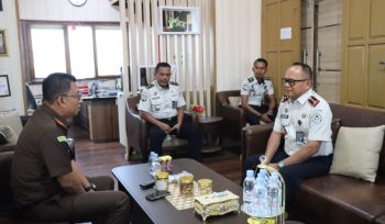 Kalapas, Mansur Bersama Rombongan Sambangi Kejari Bulukumba. [Foto: Ist]