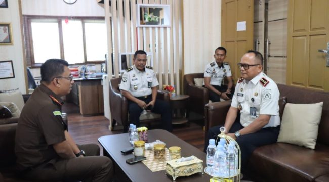 Kalapas, Mansur Bersama Rombongan Sambangi Kejari Bulukumba. [Foto: Ist]