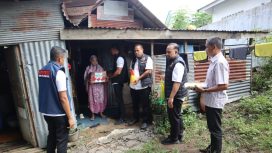 Personel Polres Sinjai Sambangi Rumah Warga Kurang Mampu dan Serahkan Pake Bantuan Sembako. [Foto: Ist]