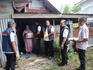 Personel Polres Sinjai Sambangi Rumah Warga Kurang Mampu dan Serahkan Pake Bantuan Sembako. [Foto: Ist]