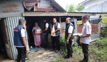 Personel Polres Sinjai Sambangi Rumah Warga Kurang Mampu dan Serahkan Pake Bantuan Sembako. [Foto: Ist]