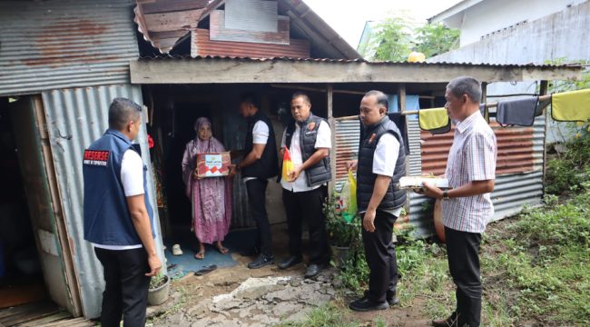 Personel Polres Sinjai Sambangi Rumah Warga Kurang Mampu dan Serahkan Pake Bantuan Sembako. [Foto: Ist]